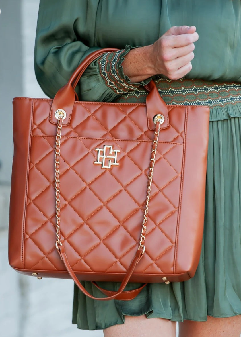 Kinzley tote in saddle