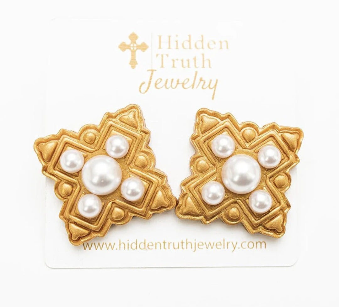 Ellie pearl studs