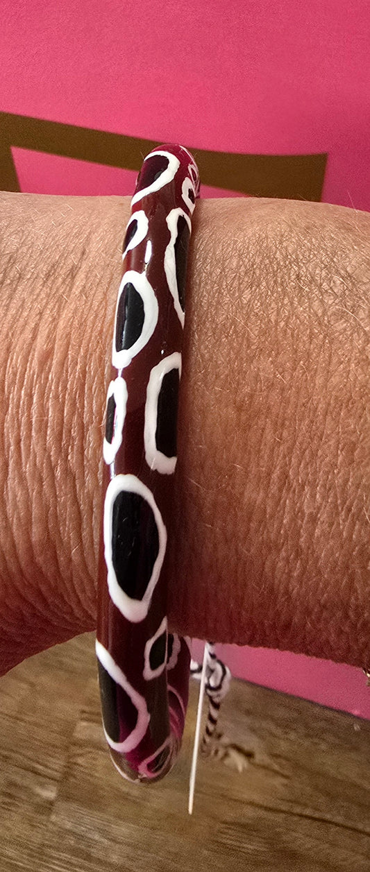 Oyster bangle in black and garnet