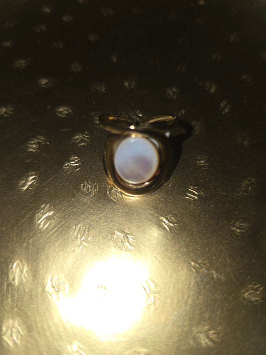Oval mother of pearl adjustable ring