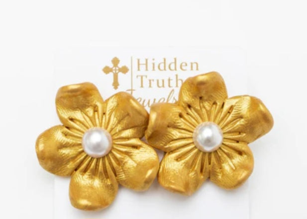 Gardenia Pearl studs